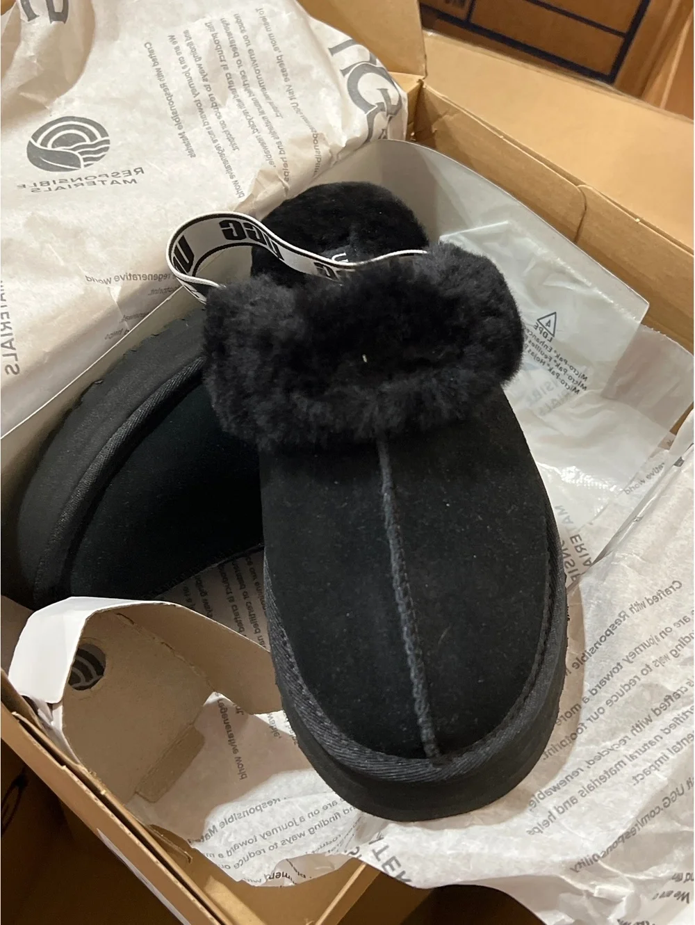 UGG Funkette Slippers in Suede black new authentic